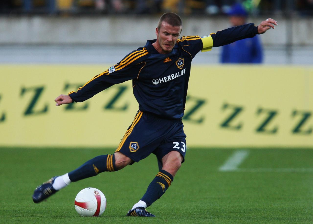 David Beckham of LA Galaxy controls the ball in the friendly against Wellington Phoenix FC at Westpac Stadium in Wellington, New Zealand, December 1, 2007. /CFP 