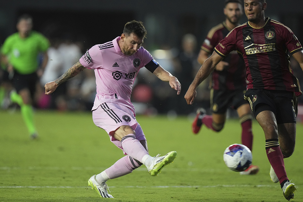 Lionel Messi (L) of Inter Miami shoots in the Major League Soccer game against Atlanta United at DRV PNK Stadium in Fort Lauderdale, Florida July 25, 2023. /CFP 