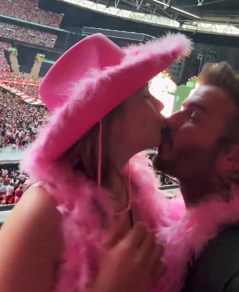 David Beckham kisses daughter Harper as they wear pink feather boas at Harry Styles gig | The US Sun