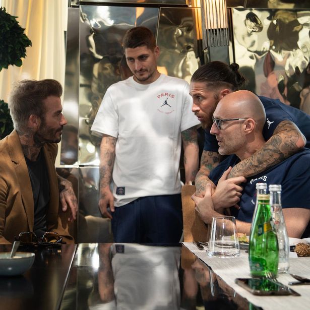 David Beckham speaks with Marco Verratti, Sergio Ramos and a PSG staff member