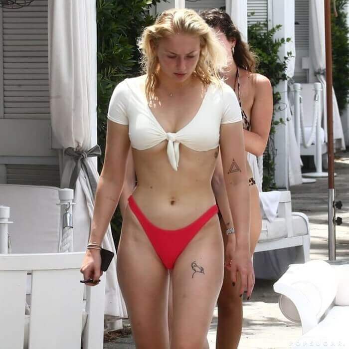 united-states-actress-Sophie-Turner-in-bikini-flashing-her-hot-curvy-body-assets