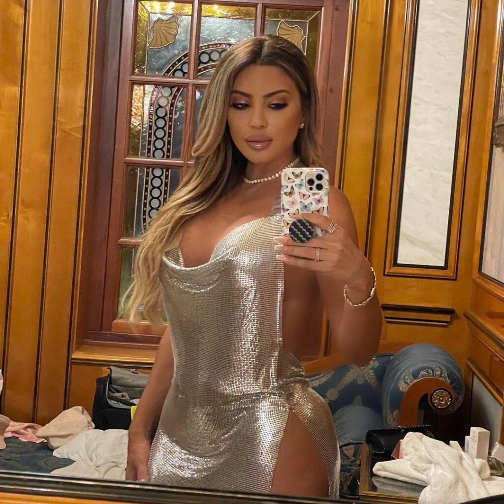 Larsa Pippen taking a selfie.