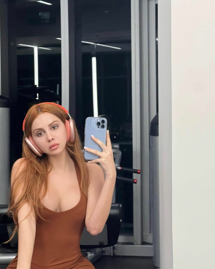 Alexa Dellanos taking a selfie.