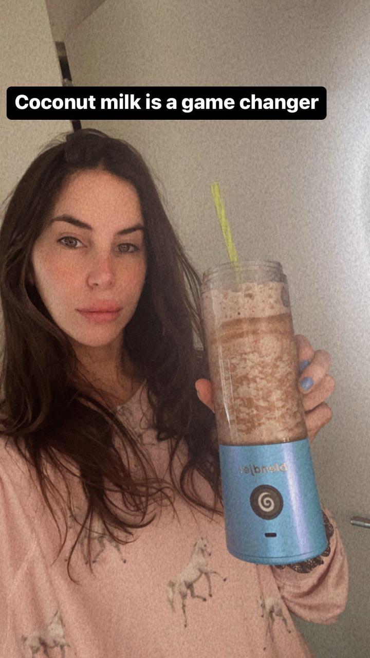 Jen Selter makes coffee