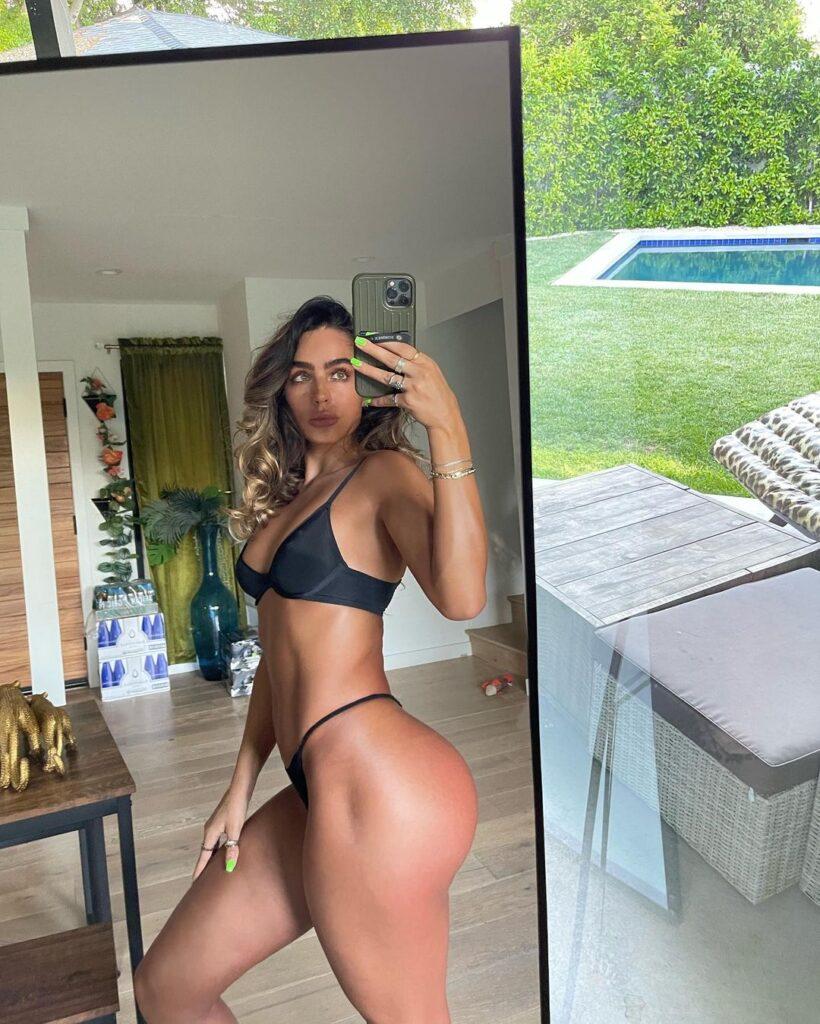 Sommer Ray taking a selfie.