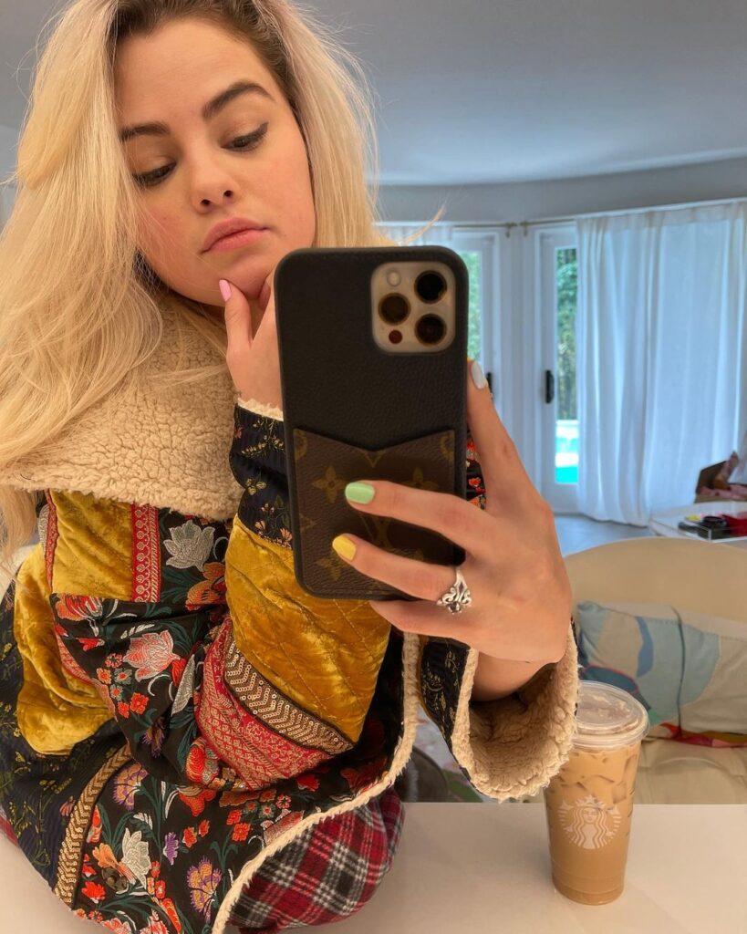 Selena Gomez shows off blonde locks