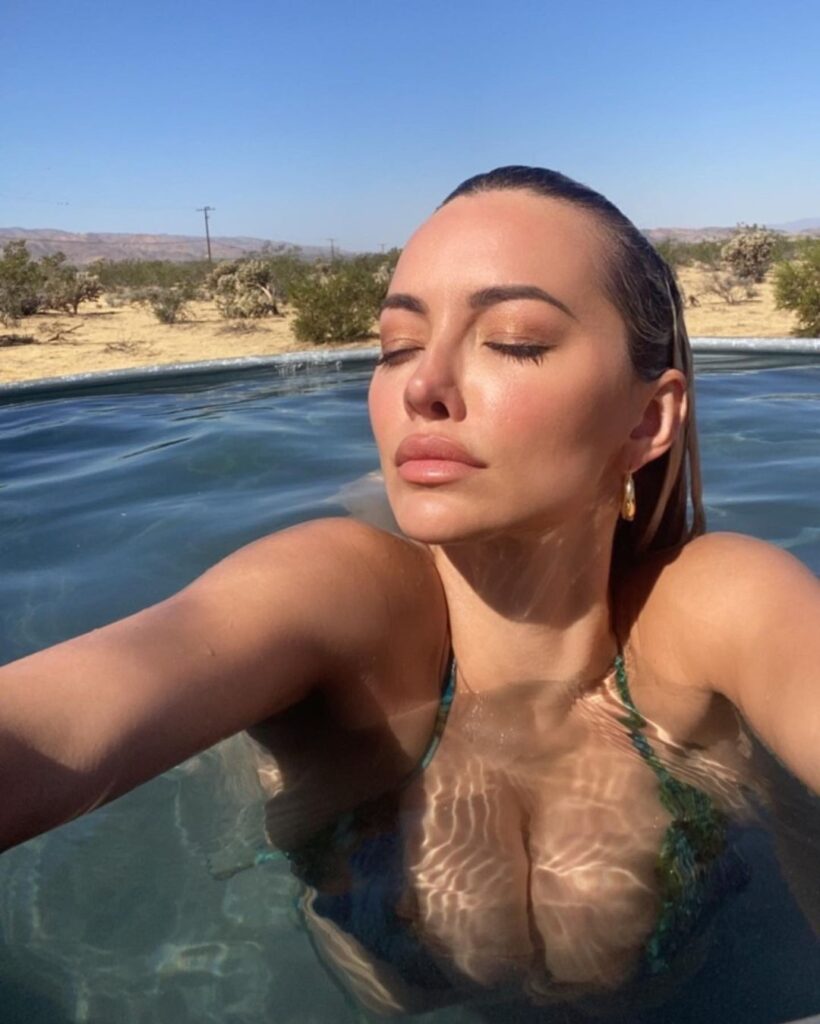 Lindsey Pelas takes a selfie while taking a dip in the cowboy tub.