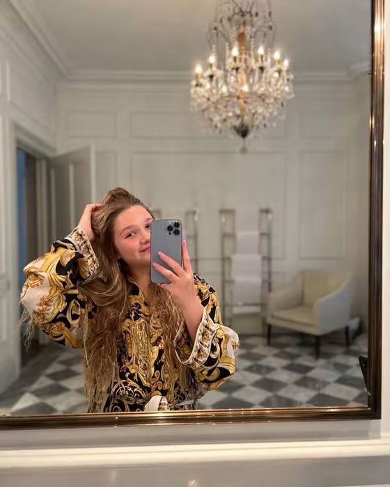 harper mirror selfie