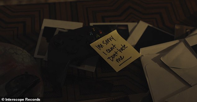 Fun reference: In a cheeky nod to the iconic Sex And The City breakup, she leaves a post-it note that reads: 'I'm sorry, I can't, don't hate me'