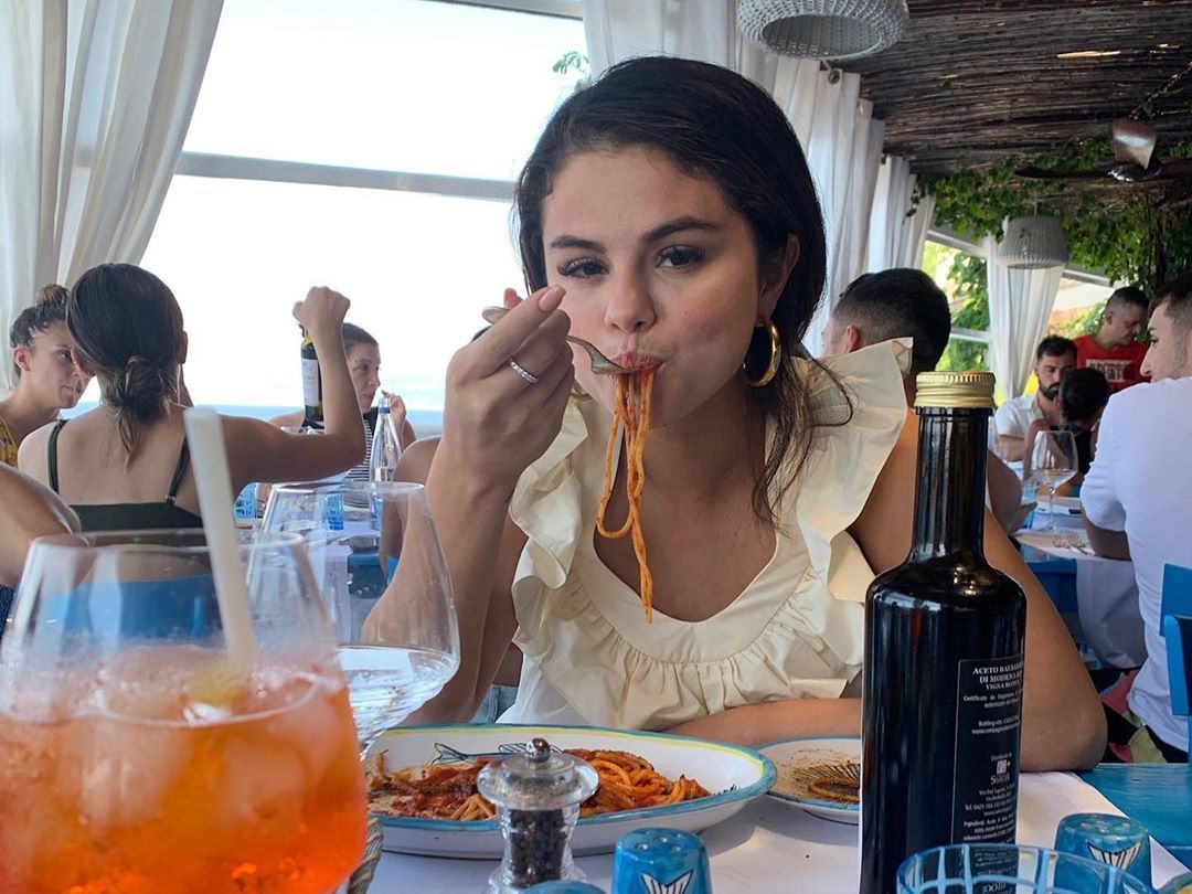 Selena Gomez is Getting Her Own Cooking Show, But She Doesn't Know How to Cook