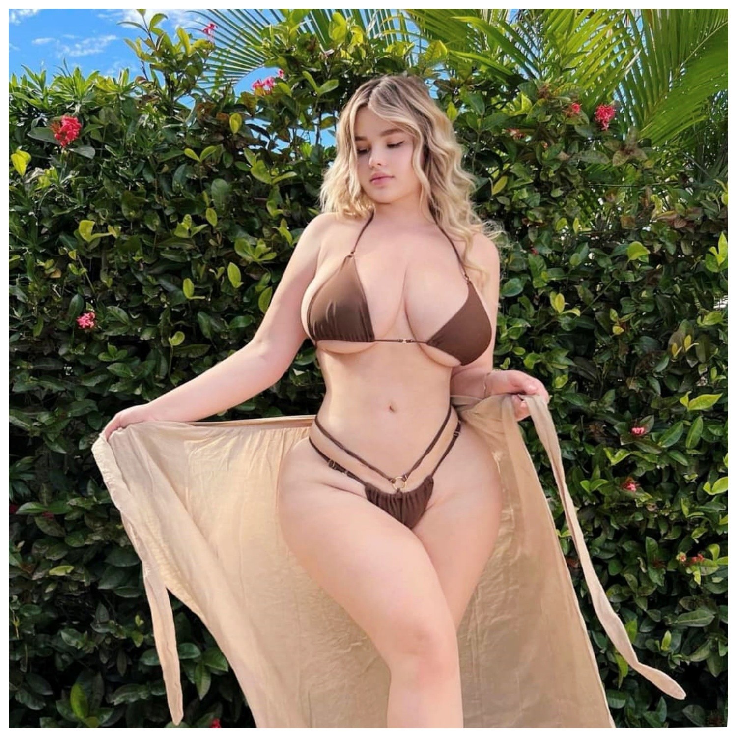 Anastasiya Kvitko stunning vision of beauty when shows off her perfect figure in the latest photos burned the hearts of many people. ‎