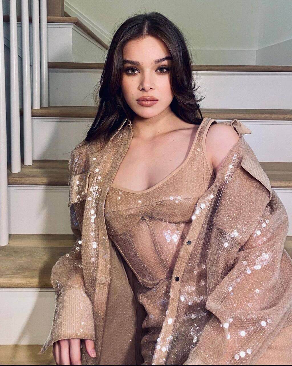 Hailee Steinfeld Sexy Photos