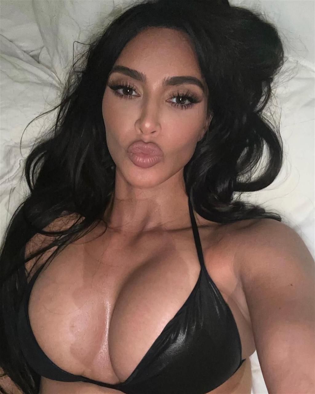 Kim Kardashian black bikini selfie