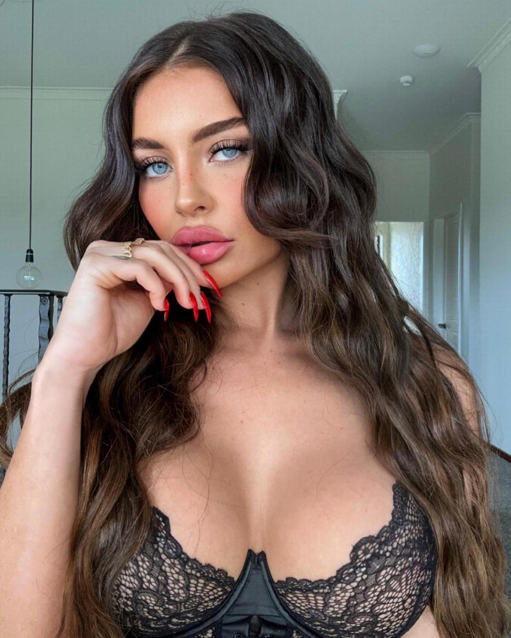 Larissa Trownson In Lacy Black Bra Is ‘Sugar, Spice & Everything Nice’