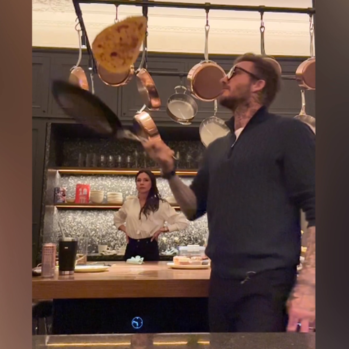 David Beckham no se queda atrás en el Pancake Day pero no sale nada bien -  AS USA