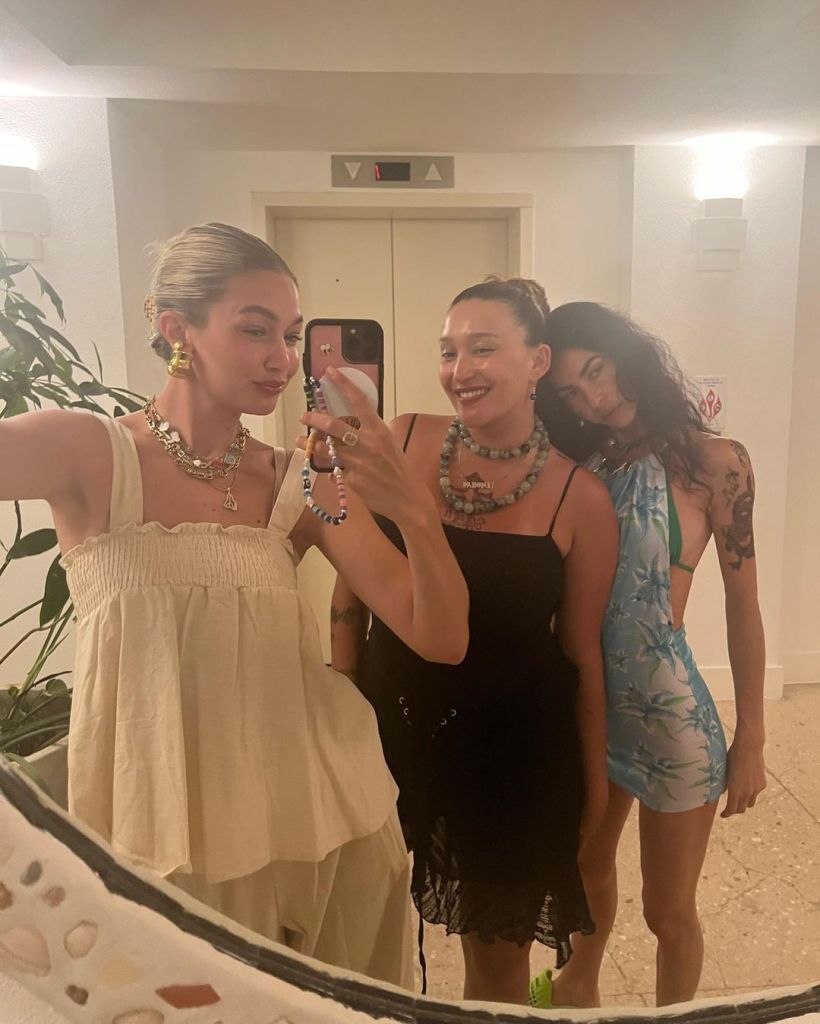 Gigi Hadid with her friends in a selfie. 