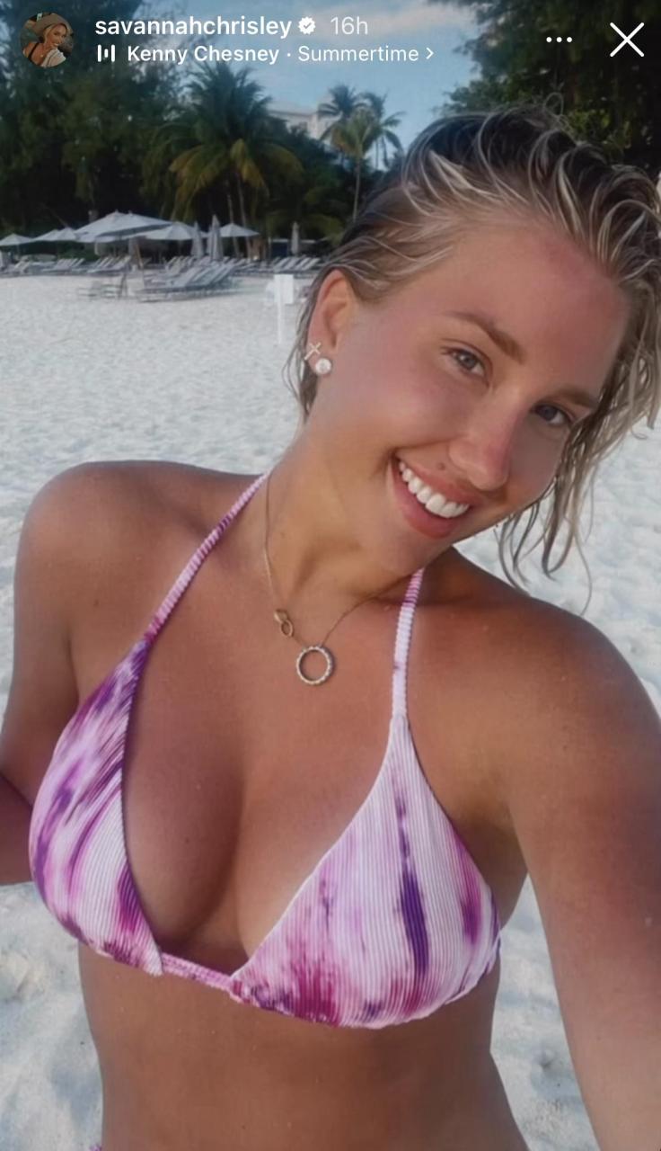 Savannah Chrisley flaunts happy mode in bikini