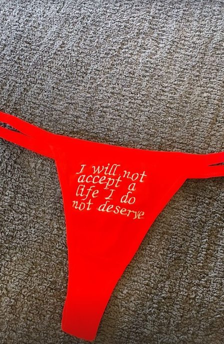 Iggy Azalea's thong has a message