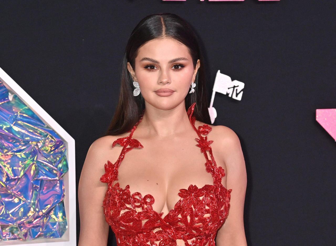 Selena Gomez Shares Rare ‘Moments In Time’ Pics To Wrap 2023