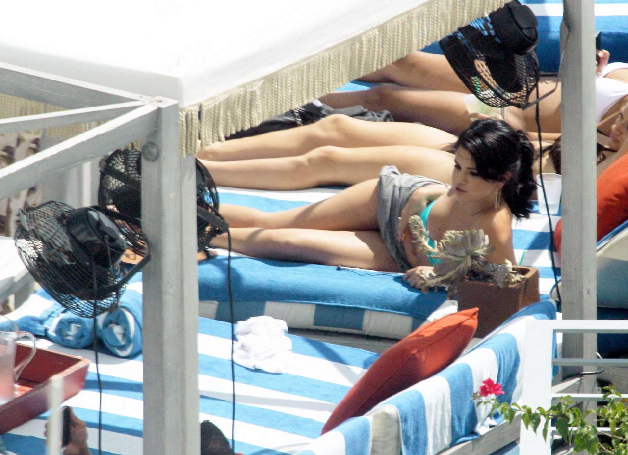 Soaking up the Miami sun in style! Selena Gomez looks absolutely radiant and positively glowing in her gorgeous bikini.