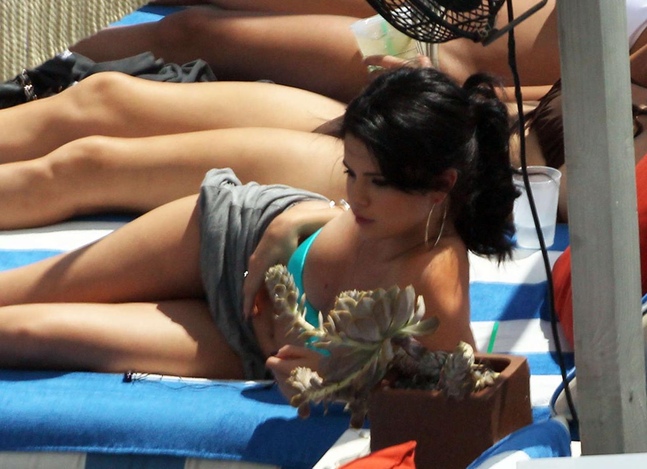 Soaking up the Miami sun in style! Selena Gomez looks absolutely radiant and positively glowing in her gorgeous bikini.