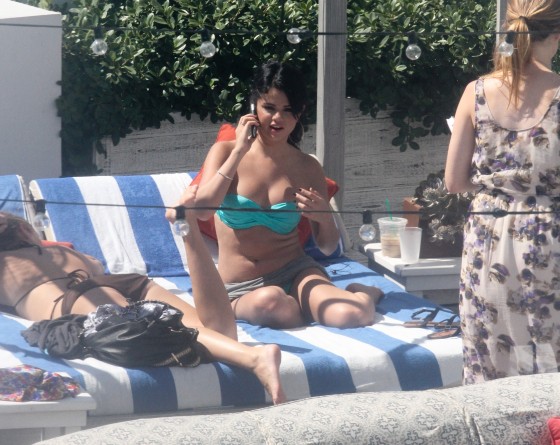 Soaking up the Miami sun in style! Selena Gomez looks absolutely radiant and positively glowing in her gorgeous bikini.