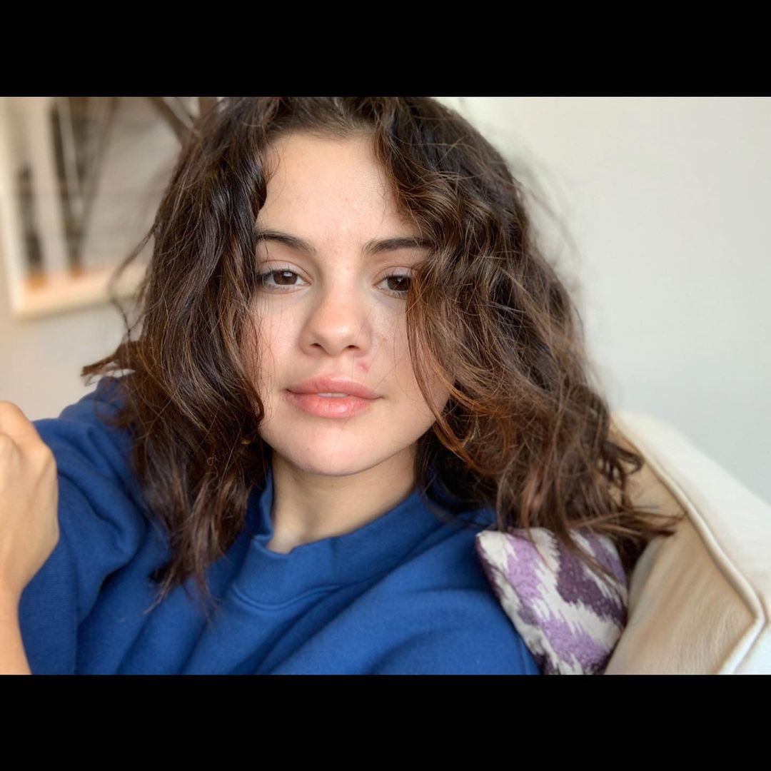 Selena Gomez flaunts makeup free look