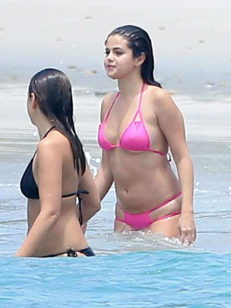 Selena-Gomez-Pink-Bikini-photos-in-beach