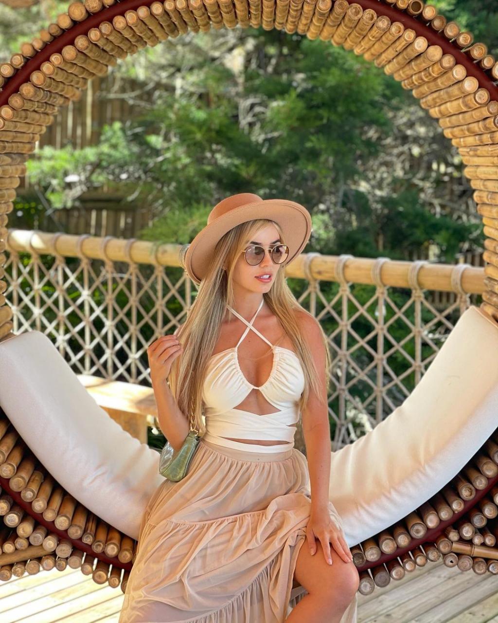 Valentina Gallego creates a mesmerizing sensory experience with amazing curves