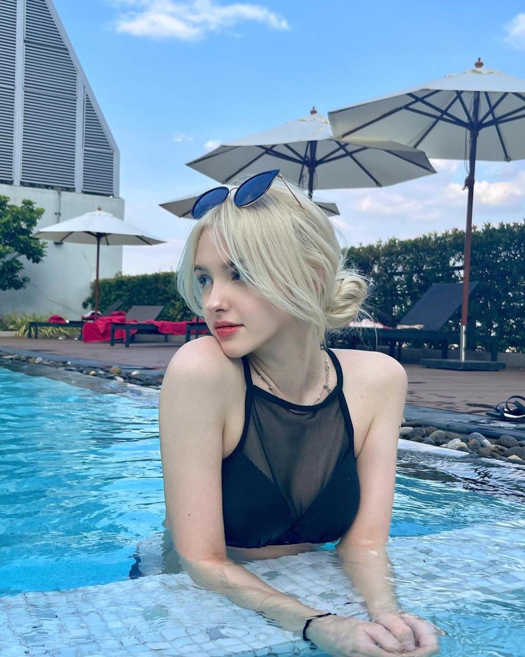 Elina Karimova is effortlessly chic and eyecatching while rocking a black swimsuit that's easyontheeyes and radiant.