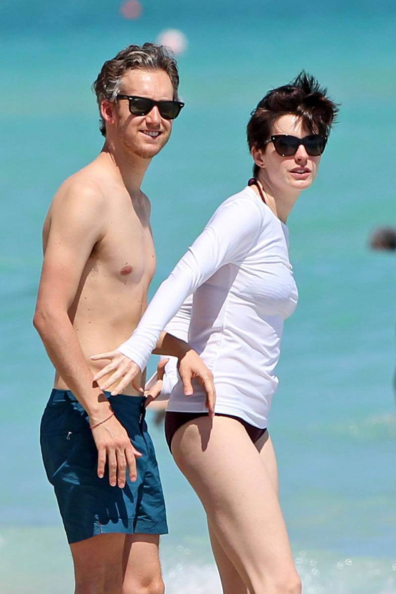 anne-hathaway-in-a-covered-bikini-on-beach-in-miami