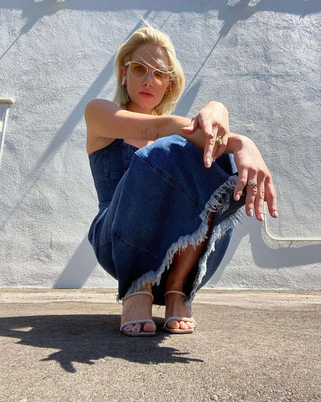 claudia lee sexy feet