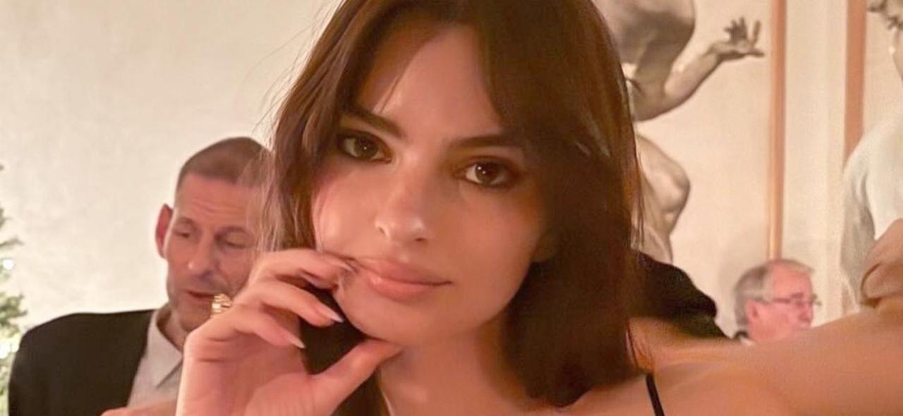 Emily Ratajkowski Hangs Around A Grocery Store In Her Underwear