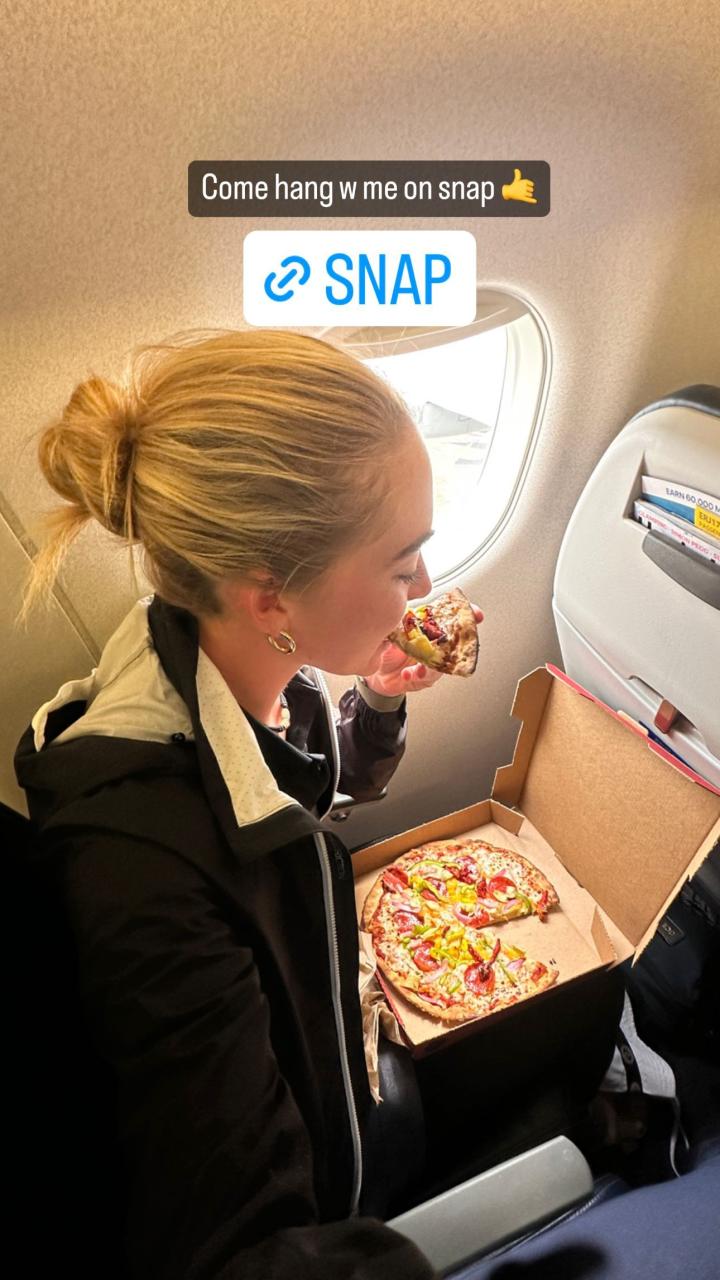 The golf influencer tucked into a pizza as she hit the skies