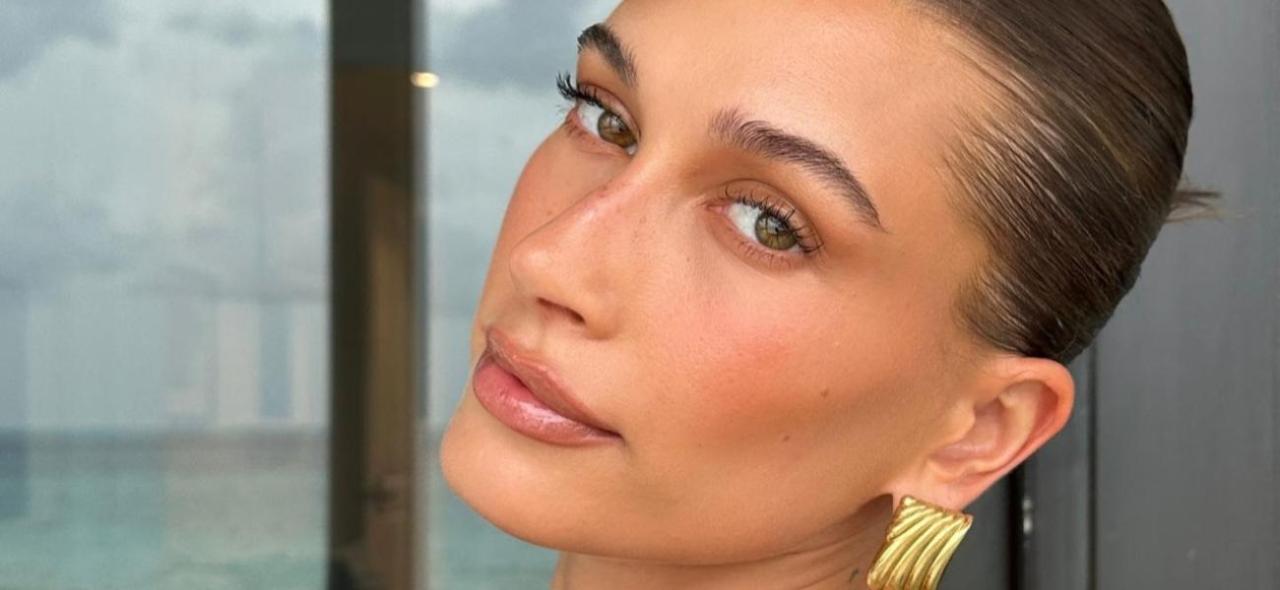 Hailey Bieber In Bikinis Praised For ‘Stretch Marks’ Display