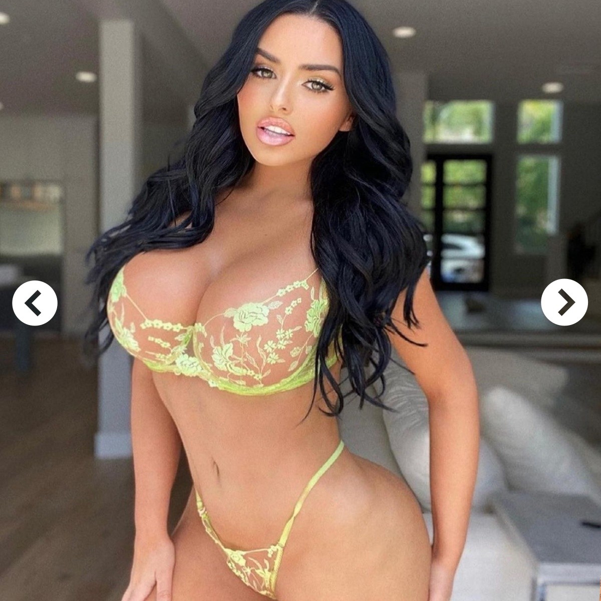 Abigail Ratchford looks irresistible in a swimsuit when showing off her gorgeous curves ‎