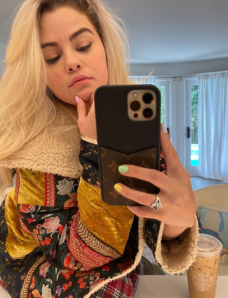 Selena Gomez Debuts New Blond Hair Color In Instagram Selfie