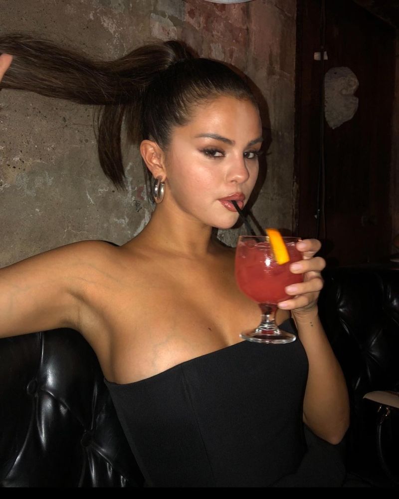 Same Old Love of Going Braless! Selena Gomez's Hottest Looks Without a Bra in Pictures