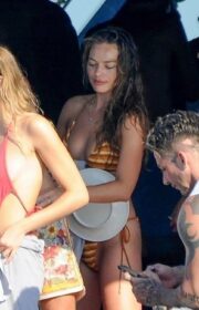 Sensual Margot Robbie Bikini Body on Vacation with her husband Tom Ackerley 2022