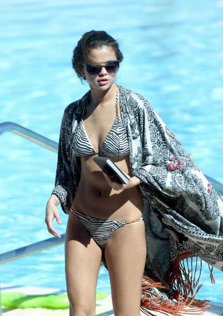 singer-selena-gomez-bikini-photos