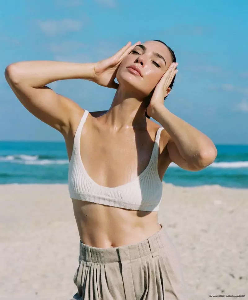 Wonder Woman' Gal Gadot drops gorgeous bikini pics as she flaunts her toned  abs in new poolside pictures- The Etimes Photogallery Page 14