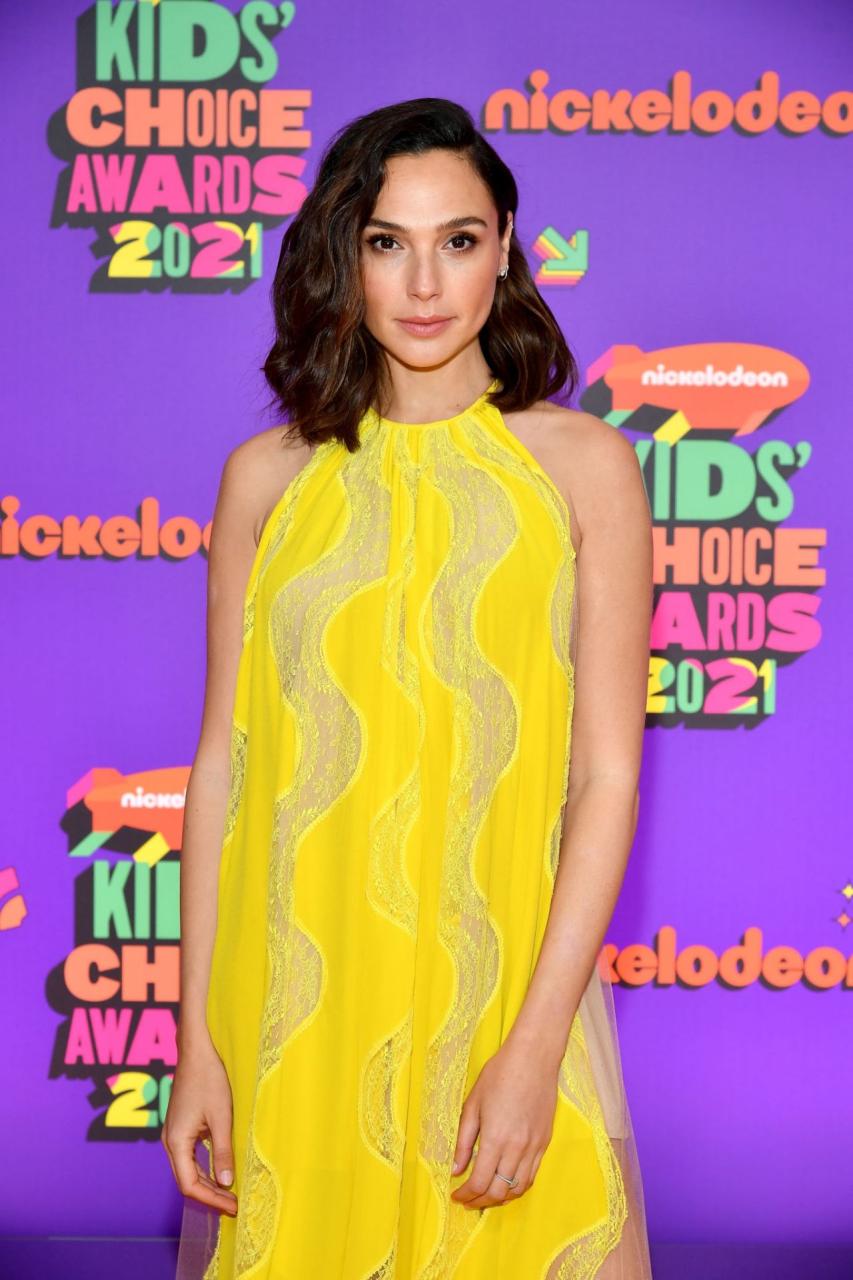 https://celebmafia.com/wp-content/uploads/2021/03/gal-gadot-2021-nickelodeon-kid-s-choice-awards-4.jpg