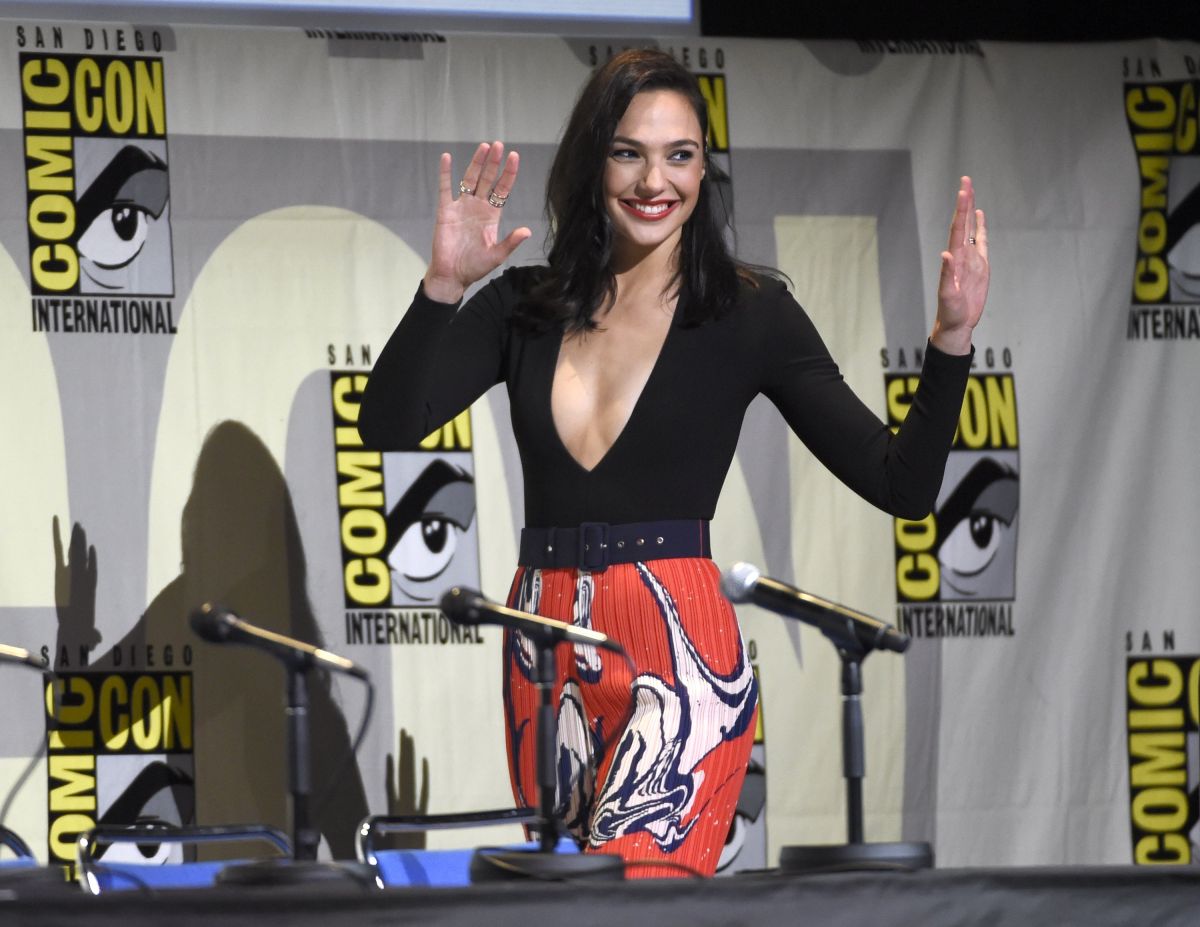 https://www.hawtcelebs.com/wp-content/uploads/2016/07/gal-gadot-at-warner-bros-panel-at-comic-con-in-san-diego-07-23-2016_4.jpg