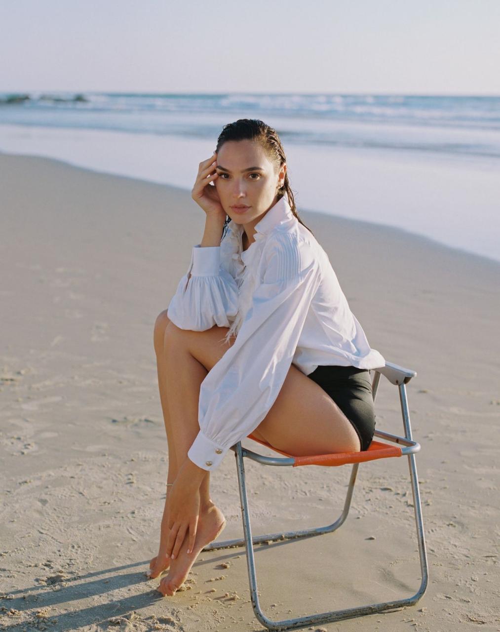 https://celebmafia.com/wp-content/uploads/2020/10/gal-gadot-vanity-fair-november-2020-cover-and-photos-9.jpg