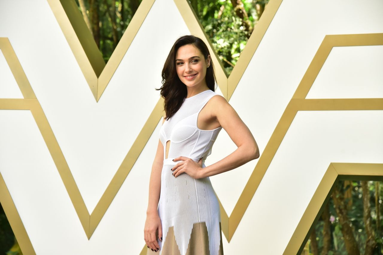 https://celebmafia.com/wp-content/uploads/2019/12/gal-gadot-wonder-woman-photocall-in-sao-paulo-12-08-2019-2.jpg